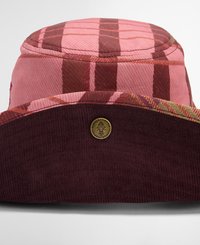 Bucket hat met een roze en bruine ruitpatroon, gemaakt van corduroy materiaal, en een kastanjebruime rand met een ronde metalen logo-accent.