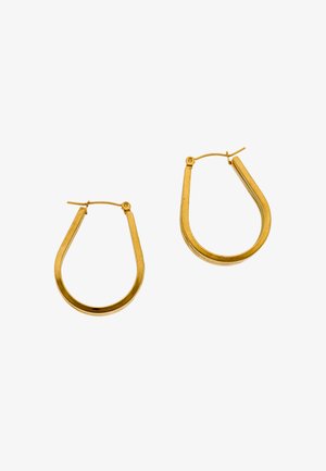 Een paar gladde, glanzende gouden creolen met een licht afgeplatte, ovale vorm en scharnierende sluitingen op een witte achtergrond.