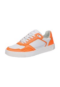 Weiße Ledersneaker mit orangefarbenen Akzenten, strukturiertem Finish, perforierter Zehenkappe, runden Schnürsenkeln und einer dicken weißen Gummisohle.