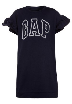 Granatowa sukienka z krótkim rękawem, z falbanami na rękawach i dużym, teksturowanym logo „GAP” na piersi.