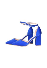 Scarpe con tacco alto in satin blu, con design a punta, cinturino alla caviglia con fibbia e tacco spesso. Texture liscia.