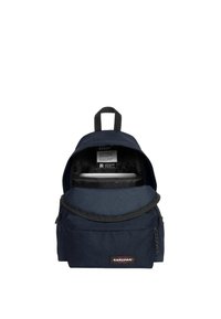 Sac à dos bleu marine avec un rabat supérieur, deux compartiments et une poche zippée à l'avant. Fabriqué dans un tissu résistant, il dispose d'une étiquette de logo et d'une poignée en tissu.