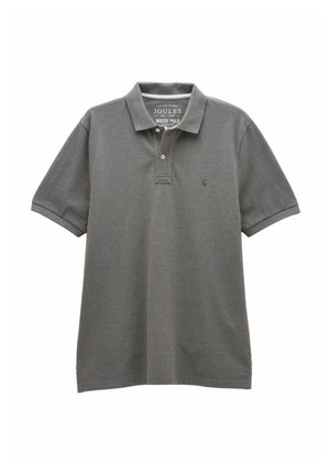 Graues Polohemd mit kurzen Ärmeln, Kragen, zwei weißen Knöpfen und einem kleinen gestickten Logo auf der Brust, flach auf einem weißen Hintergrund ausgelegt.