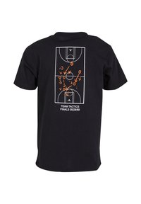 T-shirt en coton noir avec un diagramme de terrain de basket-ball blanc et orange avec des marquages. Le texte indique "TACTIQUES D'ÉQUIPE FINALES 28/05/89."