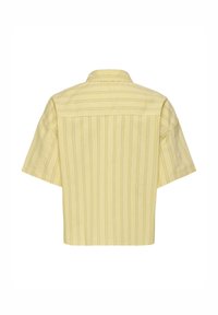 Chemise jaune à manches courtes avec fines rayures verticales bleues et blanches, vue de dos, dotée d’un col ouvert et d’une coupe carrée.