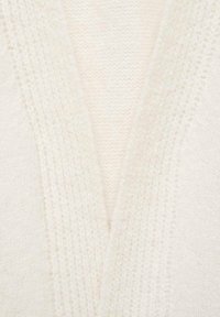 Cardigan bianco lavorato a maglia con scollatura a V profonda. Presenta una texture a coste lungo i bordi e un tessuto morbido e accogliente. Senza chiusure o motivi.