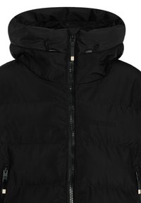 Zwarte pufferjack met een hoge kraag, ritssluiting aan de voorkant en twee ritszakken aan de zijkant. Heeft een matte afwerking en subtiele branding.