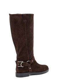 Bota de ante marrón hasta la rodilla con puntera redonda, detalle de hebilla plateada en el lateral y acabado texturizado. Suela de goma plana para mayor estabilidad.