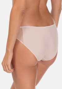 Beige Damenunterhose mit glatter Vorderseite und strukturierten Netzseitenteilen. Mid-Rise Taille und vollflächige Abdeckung am Rücken. Weicher Stoff.