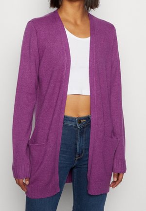 Paarse gebreide cardigan met open voorkant, lange mouwen en twee voorzakken. De textuur lijkt zacht, met geribbelde manchetten en zoom.