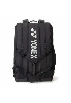Sac de sport noir Yonex avec plusieurs compartiments zippés et bretelles réglables, conçu pour transporter du matériel de sport.