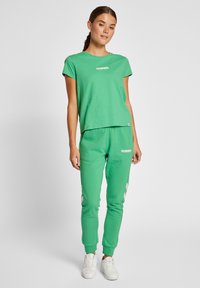 Hummel LEGACY TAPERED  - Jogginghose - green spruce