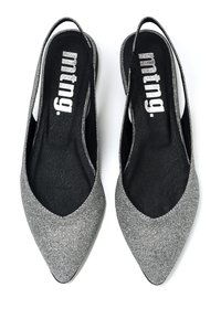 Scarpe slingback grigie con design a punta, tomaia in tessuto testurizzato e soletta nera con branding bianco.