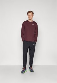 Nike Performance MILER - Hosszú ujjú felső - burgundy crush/reflective silver