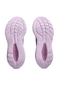 Semelles de chaussures de sport violettes avec des motifs de grip texturé, présentant une finition lisse et un détail de logo en relief près du talon.