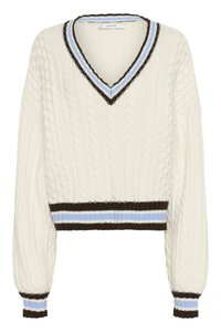 Maglione a trecce crema con scollo a V e dettagli a strisce marroni e blu su scollatura, polsini e orlo.
