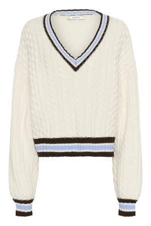 Maglione a trecce crema con scollo a V e dettagli a strisce marroni e blu su scollatura, polsini e orlo.