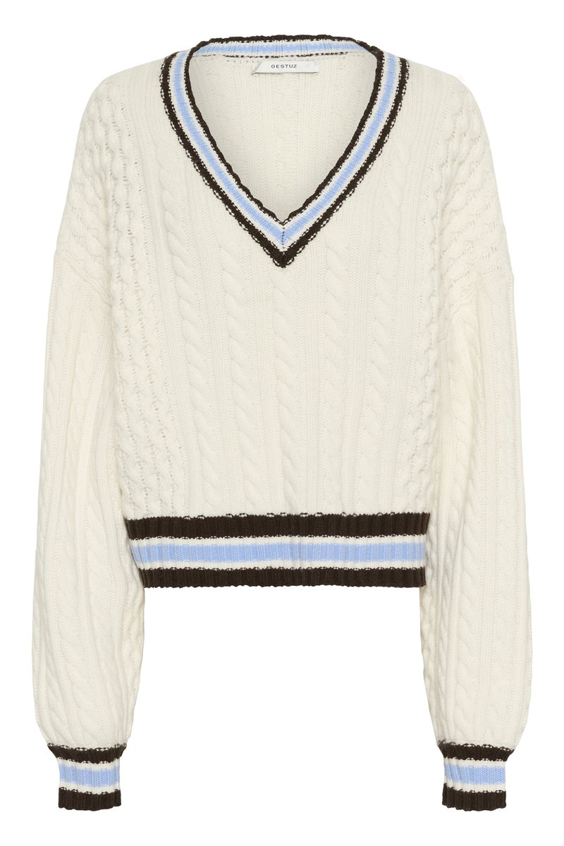 Maglione a trecce crema con scollo a V e dettagli a strisce marroni e blu su scollatura, polsini e orlo.