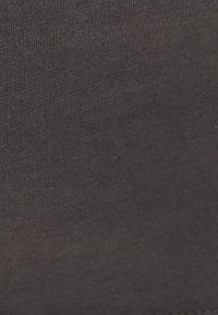 Sort stof med en glat tekstur og en let glans, der har et fint ribbet mønster. Overfladen er jævn med minimale imperfektioner.