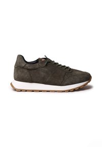 Sneaker verde in suede con una suola intermedia bianca e una suola esterna in gomma marrone. Presenta lacci rotondi e un colletto imbottito per il comfort.