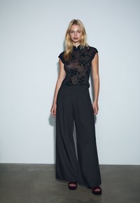 Stradivarius WIDE-LEG WITH BUTTONS - Pantalon classique - black