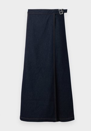 Mørkeblå denimskjørt med rett design, som har kontrasterende oransje sømmer, en spenne detalj på midjen og en skjørtlende til kneet.