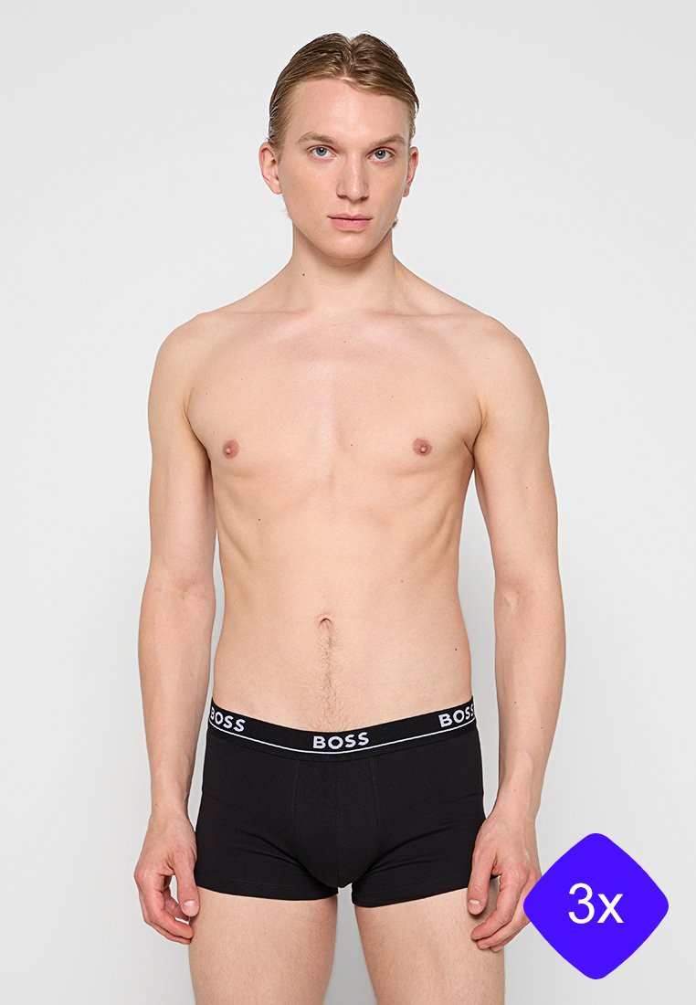 Czarne bokserki z logo na pasie. Materiał wydaje się gładki i elastyczny. Produkt zaprezentowany jest w widoku z przodu, z jednym modelem.