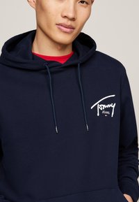 Tommy Jeans ENTRY GRAPHIC HOODIE UNISEX - Sportska majica - dark night navy
