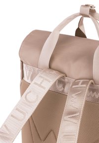 Beige Rucksack mit einer Roll-Top-Design, ausgestattet mit gewebten Trägern und eingeprägt Logo. Glattes Gewebe und Netztextur an der Seitenfläche.