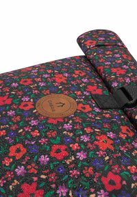 Sac à motif floral noir, orné de fleurs rouges, violettes et vertes. Comprend un patch en cuir marron et une sangle noire avec une fermeture à boucle.