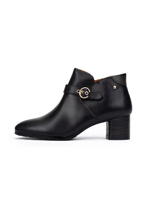 Botte cheville en cuir noir avec un bout arrondi, un petit talon block, uneaccent sur le côté avec une boucle et une texture lisse. Design simple et élégant.