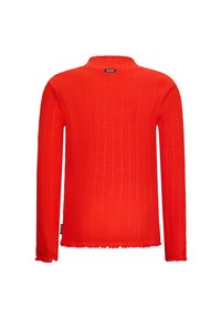Top a maniche lunghe a coste rosse con un collo alto, orlo sfilacciato e un’etichetta di lato. Il materiale sembra morbido e testurizzato.
