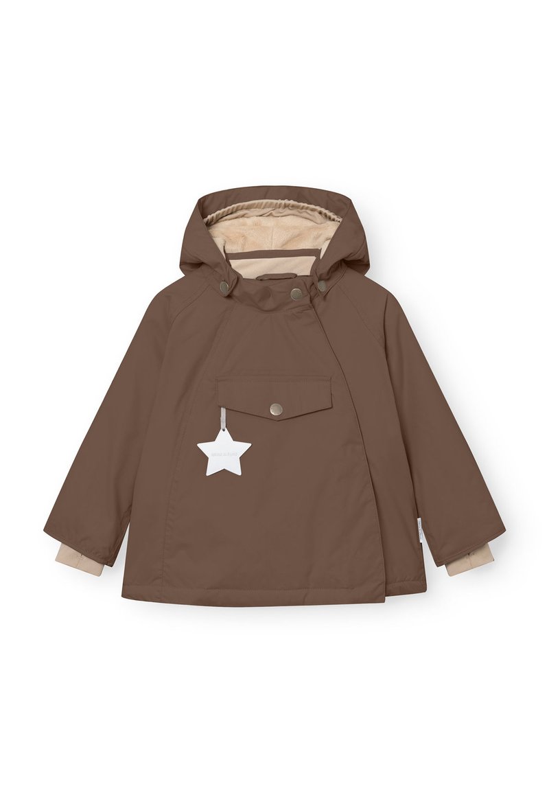 Veste imperméable marron avec capuche, doublure crème, poche avant et étiquette en forme d'étoile. Elle est dotée de boutons-pression et de poignets contrastants.