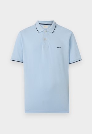 Hellblaues Polohemd mit kurzen Ärmeln, Zwei-Knopf-Leiste, marineblauem Besatz an Kragen und Ärmelbündchen sowie kleinem "GANT"-Logo auf der linken Brustseite.