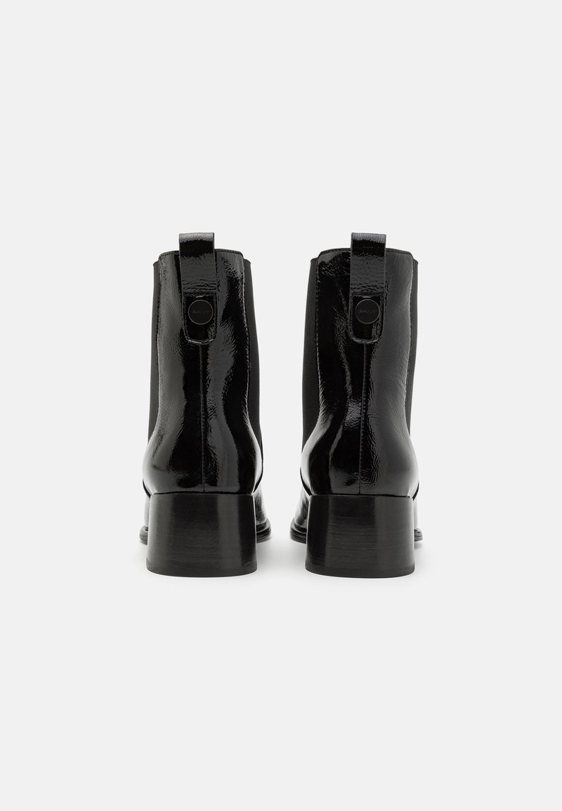 Schwarze Lackleder-Stiefeletten mit glänzendem Finish, runden Zehen, elastischen Seiteneinsätzen und einem klobigen Blockabsatz.