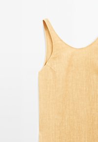 Ärmelloses gelbes Kleid aus einem weichen, strukturierten Stoff mit einem runden Ausschnitt. Es zeichnet sich durch ein einfaches Design und minimale Nähdetails aus.