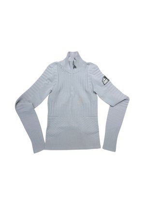 Pullover a maglia grigio chiaro con colletto alto, caratterizzato da motivi testurizzati e chiusura con zip. Include una toppa con logo sulla manica sinistra.