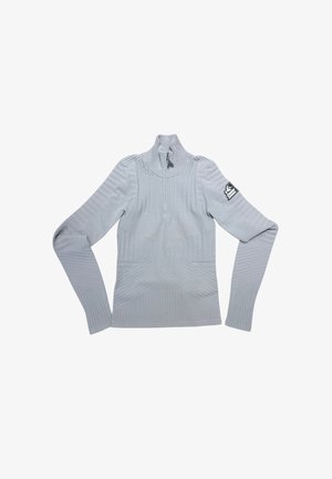 Pullover a maglia grigio chiaro con colletto alto, caratterizzato da motivi testurizzati e chiusura con zip. Include una toppa con logo sulla manica sinistra.