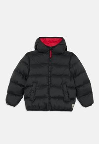 Černá péřová bunda s červeným podšíváním, s předním zipem, bočními kapsami na knoflíky a kapucí. Polstrovaný design pro teplo.