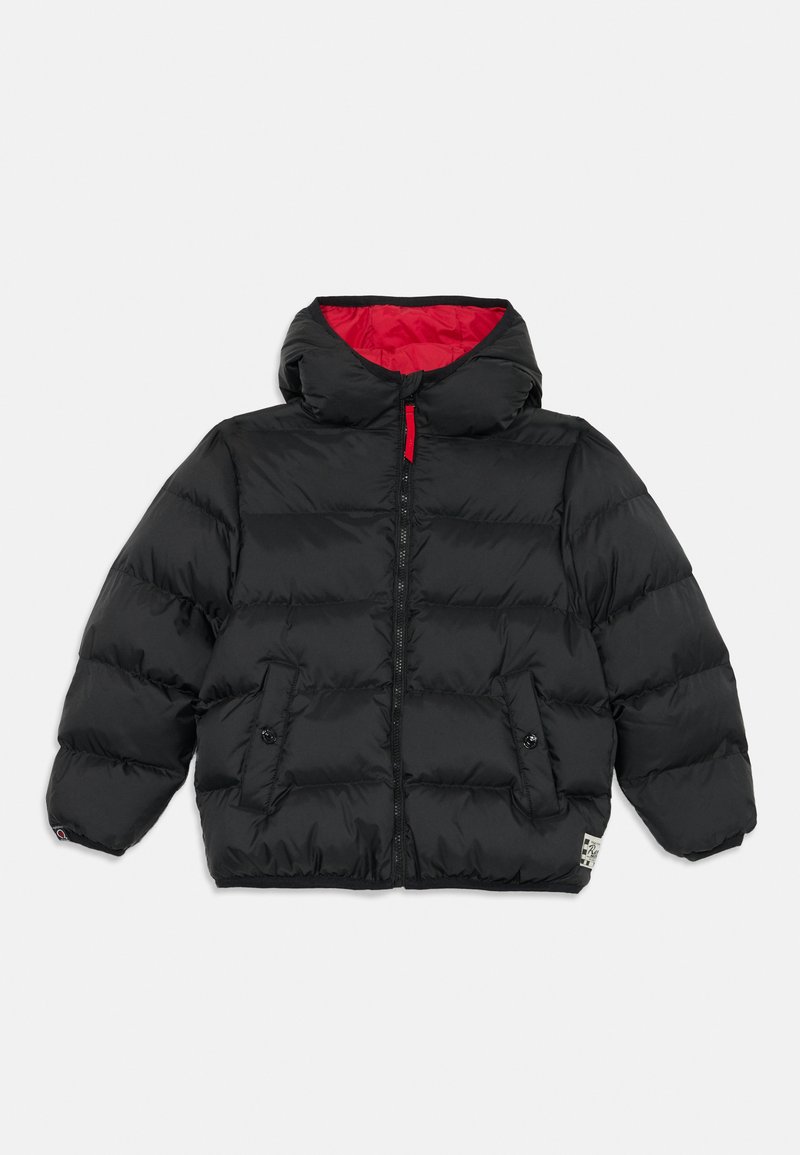 Černá péřová bunda s červeným podšíváním, s předním zipem, bočními kapsami na knoflíky a kapucí. Polstrovaný design pro teplo.