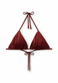 Bordowy trójkątny top bikini wykonany z gładkiej tkaniny, z regulowanymi wiązaniami na szyi i plecach oraz miękkimi marszczeniami dla dodatkowej tekstury.