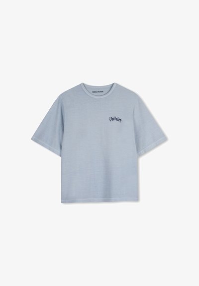 T-shirt en coton bleu clair avec un col rond et une coupe décontractée. Présente "Voltaire" brodé en bleu foncé sur le côté gauche de la poitrine.
