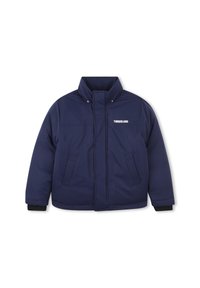 Giacca imbottita blu marina con colletto alto, due tasche frontali e logo bianco "TIMBERLAND" sul petto sinistro. Texture morbida e design resistente.