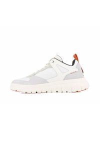 Sneaker z białą i jasnoszaro górą, oddychającymi panelami z siateczki, grubą gumową podeszwą, pomarańczową zakładką na pięcie oraz tradycyjnym zapięciem na sznurówki.