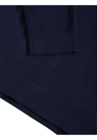 Pull en tricot bleu marine avec une texture lisse, des poignets et un ourlet côtelés, au design simple et une vue en angle mettant en valeur sa coupe.