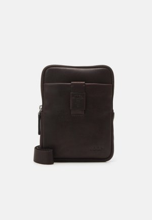 Borsa a tracolla in pelle marrone con chiusura a zip, dotata di una strap frontale e logo, texture liscia e forma rettangolare.