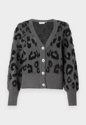 Gilet en laine gris tricoté avec un imprimé léopard noir, des poignets et un ourlet côtelés, et quatre boutons floraux sur le devant.