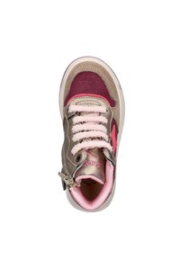 Sneaker met een bovenwerk van gemengde materialen in bruin, mauve en roze, met gestructureerde accenten, ronde neus en vetersluiting.