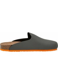 Šedá obuv na slip-on s textúrovaným povrchom, oranžovou podrážkou a korkovou stielkou. Zaoblená špička s nízkym strihom po stranách pre jednoduché obúvanie.