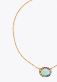 Collana in oro con pendente ovale in opale circondato da cristalli multicolori, creando un design ispirato ai fiori.